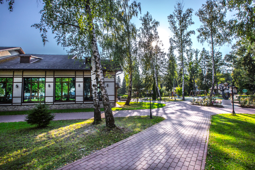 Аллеи на территории